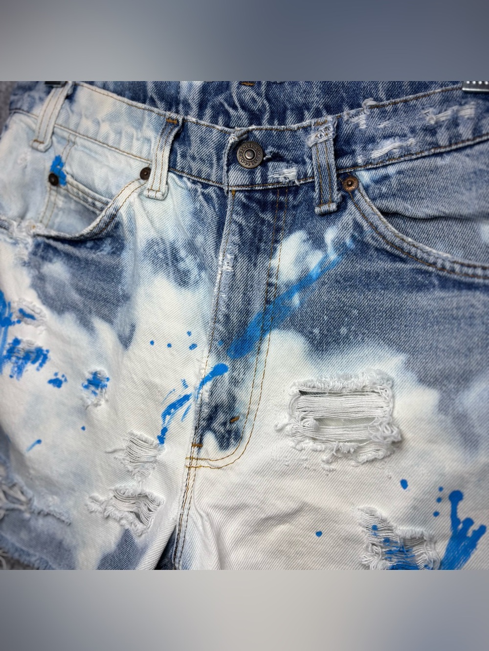 VINTAGE LEVIS Womens 6 Distressed Reworked Raw Holes Party Thrashed Festival Cor - Picture 5 of 8